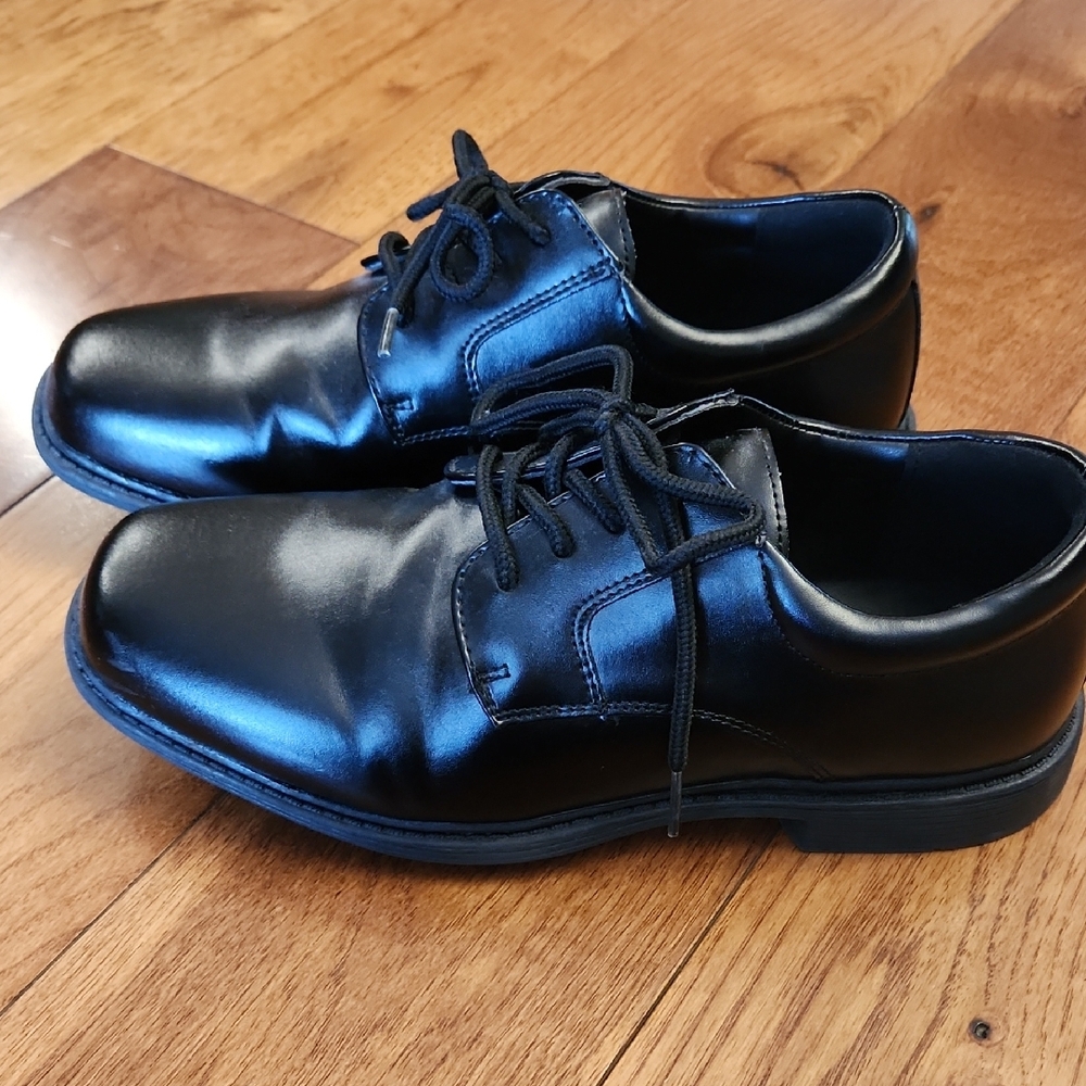 Classic Black Boys Dress Shoes Size 4M.